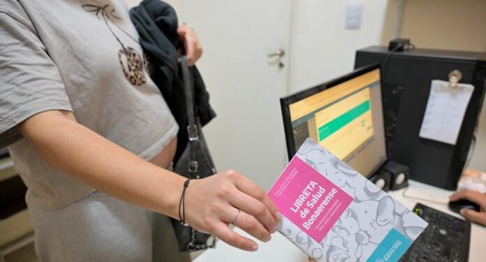 BAHIA BLANCA: Campaña de vacunación contra el virus sincicial respiratorio  Destinada a mujeres embarazadas entre las 32 y 36 semanas de gestación y a la protección recién nacidos contra enfermedades graves como la bronquitis y la neumonía durante sus primeros 6 meses de vida, se lanzó una campaña de vacunación contra el virus sincicial respiratorio (VSR).