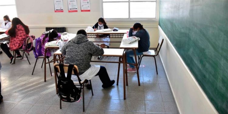 La oposición pide informes por ola de renuncias en las escuelas de la provincia  El senador de HECHOS, Marcelo Leguizamón, presentó un pedido de informes para que la DGCyE detalle la evolución de las renuncias de docentes y no docentes.