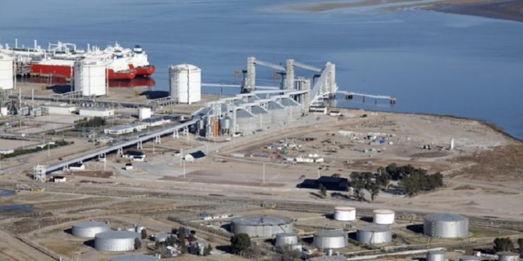 BAHIA BLANCA: Inversión millonaria en el Puerto de la ciudad  La firma Dreyfus le confirmó a Caputo que invertirá unos 400 millones de dólares para construír una planta de procesamiento de girasol y soja en el puerto de White.