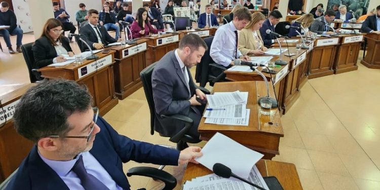 BAHIA BLANCA: El Concejo aprobó el presupuesto del Hospital Municipal  En una nueva sesión ordinaria, el Honorable Concejo Deliberante de Bahía Blanca dio luz verde al presupuesto del Hospital Municipal Leónidas Lucero y aprobó la convocatoria a autoridades de ABSA para que expliquen los problemas que afectan a distintos barrios de la ciudad.