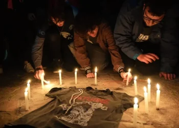 Tres días de duelo, vigilias y camisetas de fútbol: los homenajes por la muerte del Indio Solari