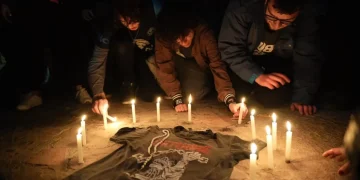 Tres días de duelo, vigilias y camisetas de fútbol: los homenajes por la muerte del Indio Solari