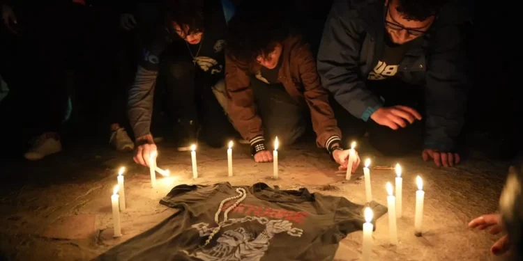 Tres días de duelo, vigilias y camisetas de fútbol: los homenajes por la muerte del Indio Solari