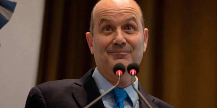 El Gobierno acelera la desregulación inmobiliaria y pone en alerta a los colegios profesionales  El ministro de Desregulación y Transformación del Estado, Federico Sturzenegger, apunta a desregular la actividad de los colegios de corredores y martilleros.