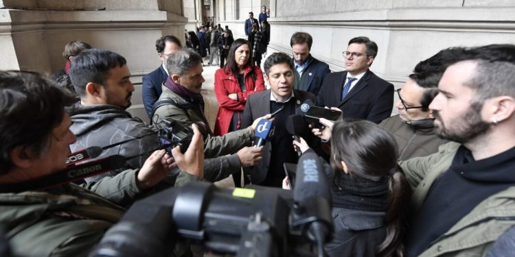 Kicillof demandará a Nación por los fondos adeudados: “Nos deben $22 billones”  El gobernador Axel Kicillof anunció este miércoles el fin del dialogo administrativo y confirmó que demandará a Nación por los fondos adeudados a la provincia.