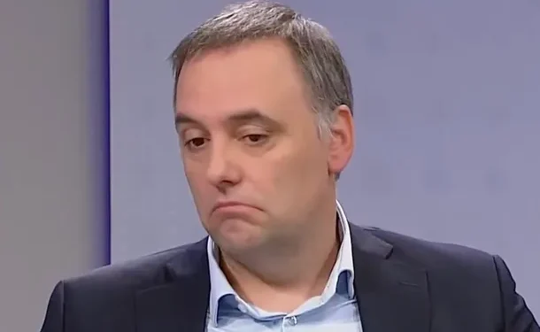 «Me encontré plata en el departamento de mi papá»: la versión de Manuel Adorni sobre sus primeras inversiones  En un giro bastante inesperado de su relato, el jefe de Gabinete aseguró que empezó a invertir a partir del hallazgo de dinero.