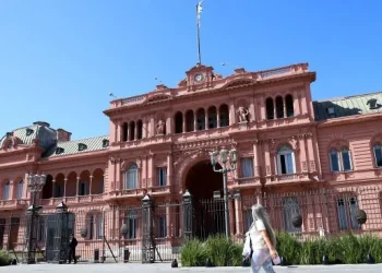En Casa Rosada apuestan a que sale Manuel Adorni y entra Diego Santilli