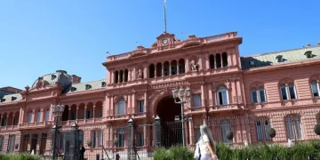 En Casa Rosada apuestan a que sale Manuel Adorni y entra Diego Santilli