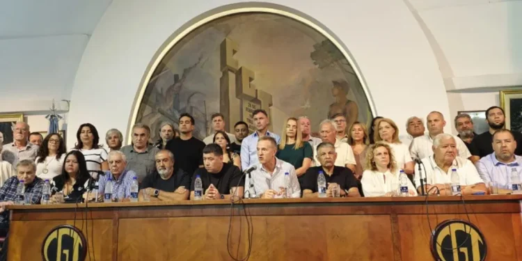 La CGT define su nuevo plan de lucha entre protestas “a la francesa” y un paro de 36 horas  La CGT debate entre protestas escalonadas y un paro de 36 horas con movilización, en medio de fuertes internas por el plan de lucha contra Milei.