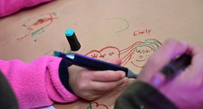 BAHIA BLANCA: Familias Solidarias «programa de acogimiento familiar»  Familias Solidarias es una política pública basada en un principio irrenunciable: ningún niño, niña o adolescente debería crecer fuera de un entorno familiar.