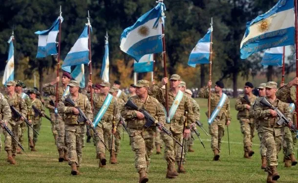 Javier Milei otorgó un suplemento salarial de hasta el 25% para el personal de las Fuerzas Armadas El gobierno de Javier Milei advirtió sobre la necesidad de retener personal altamente calificado y atraer nuevos profesionales a las filas militares.