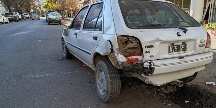 BAHIA BLANCA: Chocó a dos autos que estaban estacionados  Una joven de 20 años protagonizó esta mañana un siniestro vial en la primera cuadra de calle Roca