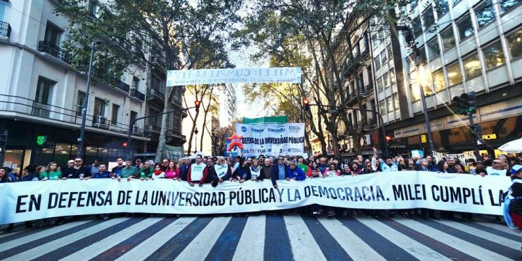 El Gobierno le ofreció un aumento a las Universidades a cambio de que retiren la demanda judicial  El Gobierno se reunió con rectores para destrabar el conflicto con universidades a cambio de que retiren la demanda por la Ley de Financiamiento.