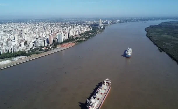 El Gobierno adjudicó la Hidrovía por 25 años a Jan De Nul en medio de sospechas de corrupción Pese a las graves irregularidades del proceso, el Ejecutivo oficializó la entrega de la principal autopista fluvial del país, que factura hasta u$s300 millones anuales.
