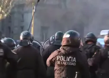 Misa ricotera con incidentes en Plaza de Mayo: la Policía de la Ciudad reprimió a fanáticos de Indio Solari