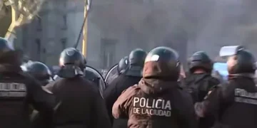 Misa ricotera con incidentes en Plaza de Mayo: la Policía de la Ciudad reprimió a fanáticos de Indio Solari