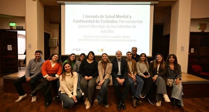 BAHIA BLANCA: El Municipio continúa fortaleciendo el trabajo en salud mental  La Secretaría de Salud llevó adelante una Jornada de Salud Mental y Continuidad de Cuidados en el salón de actos de la Universidad Nacional del Sur, con la participación de los equipos de Salud del Municipio, Región Sanitaria I, representantes y actores del ecosistema de la Salud Pública.