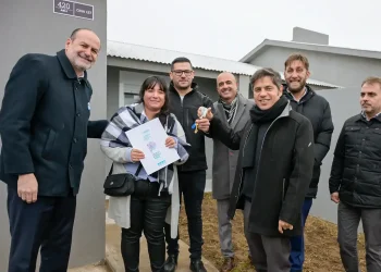 BAHIA BLANCA: El gobernador entregó viviendas, patrulleros en la ciudad y cuestionó al Gobierno nacional por los posibles cambios y reducción en el beneficio tarifario energético