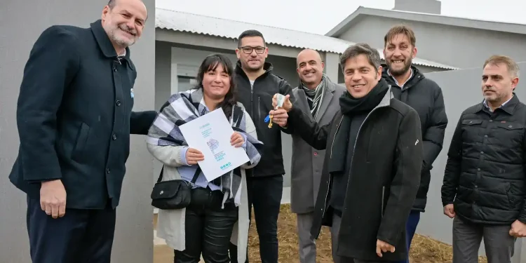 BAHIA BLANCA: El gobernador entregó viviendas, patrulleros en la ciudad y cuestionó al Gobierno nacional por los posibles cambios y reducción en el beneficio tarifario energético  El gobernador Axel Kicillof llegó a Bahía Blanca donde volvió a cuestionar con dureza al Gobierno nacional por la situación de la eventual eliminación de la Zona Fría, hoy frenada en el Congreso aunque con media sanción, en medio del debate por el impacto que tendrá la quita y reducción de beneficios tarifarios en distintos sectores de la provincia.