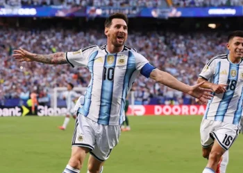 Con tres goles de un Messi histórico, Argentina le ganó a Argelia en el debut del Mundial