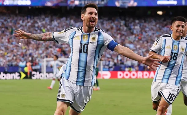 Con tres goles de un Messi histórico, Argentina le ganó a Argelia en el debut del Mundial  Con un Lionel Messi brillante, la selección argentina estrenó su chapa de campeón del mundo con una victoria 3-0 ante Argelia con los tres goles convertidos por la máxima figura y emblema de la Albiceleste. De esta manera, quedó como líder del Grupo J en el Mundial 2026 a la espera de lo que suceda en el cruce entre Austria y Jordania de este miércoles a la madrugada.