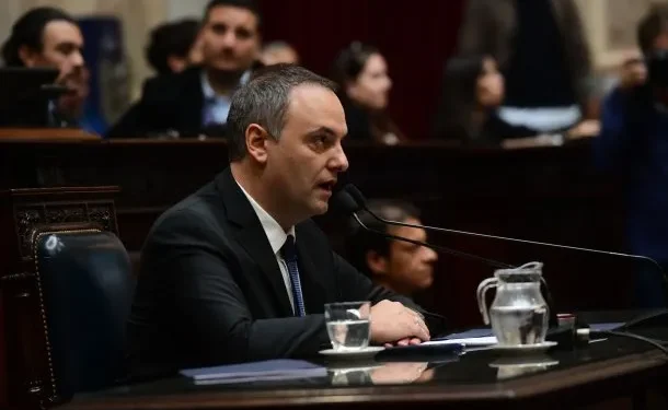 Manuel Adorni más complicado: la oposición pidió una sesión para interpelarlo e impulsar la moción de censura