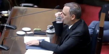 Caso Manuel Adorni: uno de los denunciantes pidió la prisión preventiva del ex jefe de Gabinete o que se le prohíba salir del país