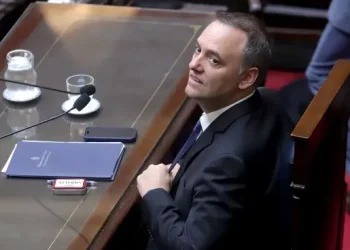 Manuel Adorni confirmó que presentó la DDJJ y aseguró que tenía ahorros «en negro»