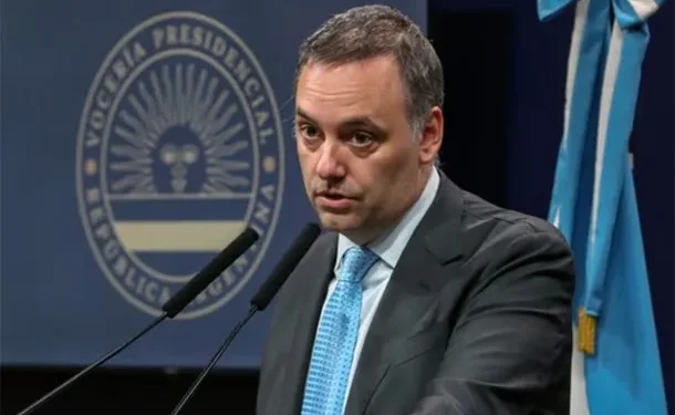 Fin: renunció Manuel Adorni  Luego de semanas de polémicas y acorralado por sus inconsistencias, el funcionario estrella de Javier Milei deja su cargo en el Gobierno.