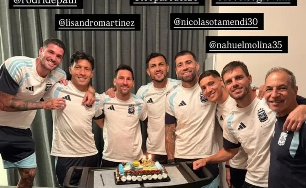 El regalo que le hizo la Selección Argentina a Lionel Messi por su cumpleaños en la concentración Lionel Messi mostró en sus redes el regalo que recibió de la Selección Argentina por su cumpleaños, con torta, sorpresa en la concentración y un guiño bien albiceleste.