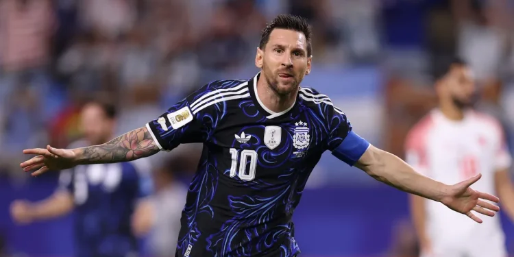Con otro gol de Messi Argentina le ganó 3-1 a Jordania  La Albiceleste se impuso 3-1 con los tantos de Lo Celso, Lautaro Martínez y la Pulga, quien jugó la media hora final. Mousa Altamari descontó para los asiáticos. El campeón del mundo volverá a jugar el próximo viernes ante Cabo Verde por los 16avos