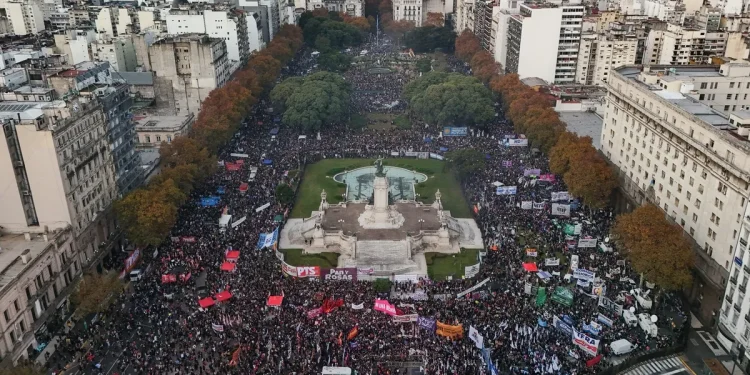 Multitudinaria marcha Ni Una Menos frente al Congreso de la Nación  El colectivo feminista Ni Una Menos encabezó este miércoles 3 de junio una nueva jornada de movilizaciones en las principales ciudades de la Argentina, al cumplirse un nuevo aniversario del surgimiento del movimiento social surgido en 2015 y tras el reciente femicidio de Agostina Vega.