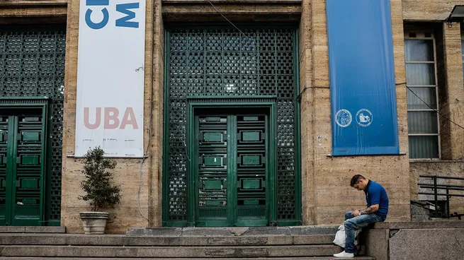 Paro nacional docente en universidades en reclamo de aumento salarial y la aplicación de la Ley de Financiamiento Las medidas de fuerza incluirán paros, movilizaciones y clases públicas para visibilizar el conflicto. La decisión llega luego de la reunión fallida con autoridades del Gobierno y en medio del conflicto judicial por la aplicación de la ley.