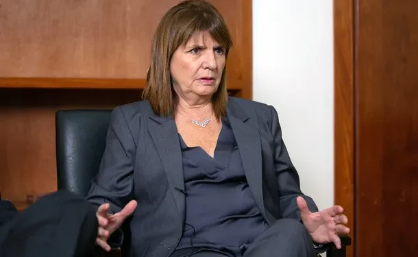 Patricia Bullrich ofreció su renuncia y crece el desgaste de Javier Milei con los alfiles del Gobierno  En un nuevo capítulo de la interna, la senadora por La Libertad Avanza habría sido separada de la mesa chica en Casa Rosada, según indicaron en C5N.