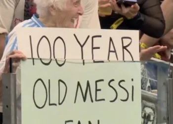 ¿Quién es la abuela de 100 años fanática de Lionel Messi que es récord Guinness y sorprendió en el Mundial?