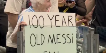 ¿Quién es la abuela de 100 años fanática de Lionel Messi que es récord Guinness y sorprendió en el Mundial?