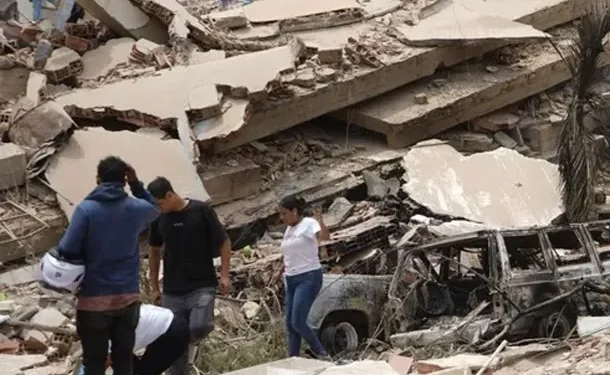 Venezuela confirmó la muerte de 920 personas por los terremotos: siguen las tareas de rescate  La ayuda internacional empezó a llegar de países como México, El Salvador, y Francia. El Gobierno informó que aún hay personas atrapadas entre los escombros.
