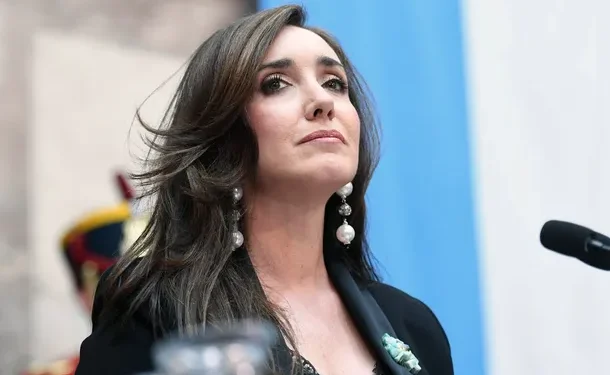Victoria Villarruel volvió a tomar distancia de Javier Milei: «La democracia necesita libertad de prensa»  La vicepresidenta reivindicó el rol de quienes ejercen la profesión con independencia, cuestionó las operaciones y defendió el acceso de la prensa a las instituciones públicas.