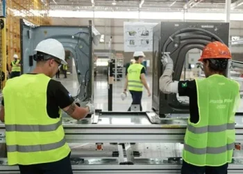 El empleo formal volvió a caer y el salario mínimo ya perdió casi 40% frente a la inflación