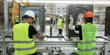 El empleo formal volvió a caer y el salario mínimo ya perdió casi 40% frente a la inflación