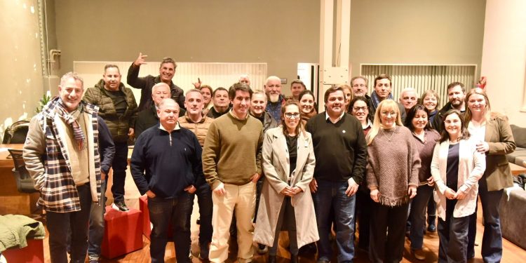 El radicalismo bonaerense se puso en marcha para “protagonizar la agenda del futuro»  Se llevó a cabo el primer Plenario del Comité de la provincia de Buenos Aires de la Unión Cívica Radical, marcando el inicio formal de la transición institucional y el comienzo de la construcción de una agenda estratégica del partido de cara a los desafíos políticos venideros.