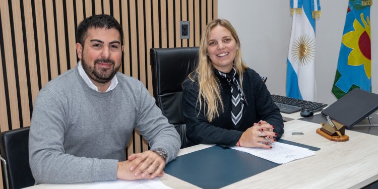 TORNQUIST: Estefanía Bordoni firmó la renovación del Centro Juvenil Tornquist  La Intendente Municipal, Estefanía Bordoni, firmó el convenio de renovación del Programas Centros Juveniles (CJ) en el distrito de Tornquist, impulsado por el Ministerio de Desarrollo de la Comunidad de la Provincia de Buenos Aires.