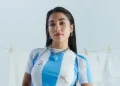 La reconocida cantante María Becerra viajó rumbo a Nueva York para entonar el Himno Nacional en la inminente final del Mundial 2026.