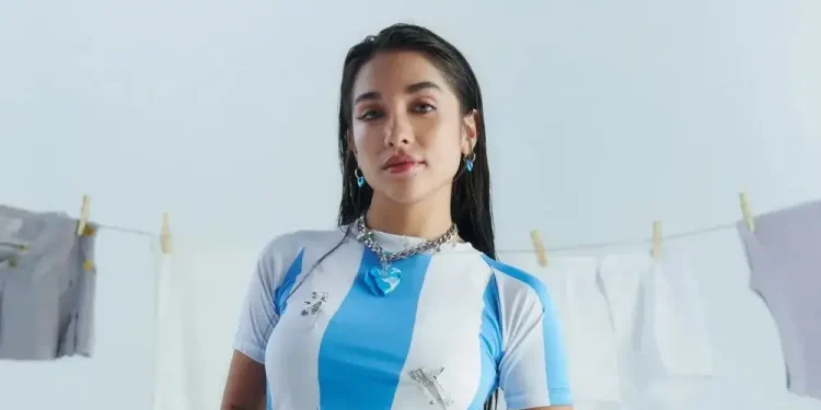 La reconocida cantante María Becerra viajó rumbo a Nueva York para entonar el Himno Nacional en la inminente final del Mundial 2026. Tras una ola de fuertes rumores, la exitosa artista María Becerra confirmó su presencia en Estados Unidos. A través de sus redes sociales, la cantante compartió una fotografía desde un avión privado rumbo a Nueva York, palpitando su participación en la previa de la final del Mundial 2026.