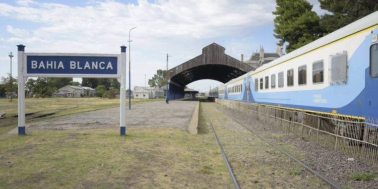 Piden que se reactive el tren que conectaba Bahía Blanca con la Ciudad de Buenos Aires La diputada bonaerense de la UCR - Unión Cívica Radical, Priscila Minnaard, alertó por la continuidad de la parálisis del tren que conecta Constitución con Bahía Blanca.