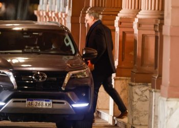 El Gobierno confirmó que Adorni mantiene la custodia oficial pese a que no es funcionario