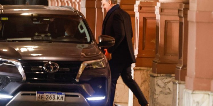 El Gobierno confirmó que Adorni mantiene la custodia oficial pese a que no es funcionario  El vocero Adrian Ravier confirmó que Manuel Adorni mantiene la custodia oficial por motivos de seguridad, pese a su salida del Gobierno.
