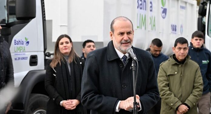 BAHIA BLANCA: Nuevo equipamiento para el desarrollo del programa Bahía Limpia  El intendente Federico Susbielles encabezó el acto de presentación del nuevo equipamiento que el Municipio incorporará con el objetivo de avanzar en el desarrollo del programa Bahía Limpia.