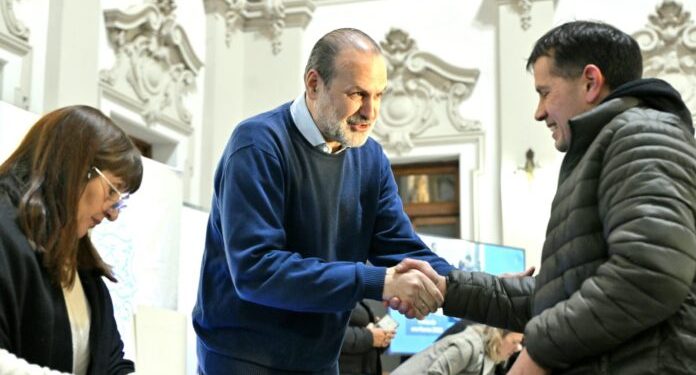 BAHIA BLANCA: Un paso fundamental para el arraigo «223 familias de Bahía firmaron las escrituras de sus hogares tras casi 30 años de espera»  El intendente Federico Susbielles encabezó el acto en el que 223 vecinas y vecinos de los barrios Miramar, San Roque y Martín Fierro firmaron las escrituras de sus propiedades tras casi 30 años de espera para consolidar la regularización dominial de sus viviendas.