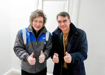 Milei llega a Brasil para apoyar la candidatura de Flavio Bolsonaro